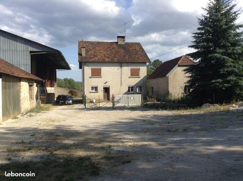 Grande ferme d'habitation dans charmant village