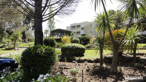 Studio très calme dans un parc avec cave et garage