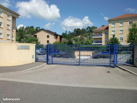 Garage box fermé dans résidence sécurisée