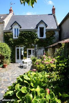 Petite maison de bourg en pierre avec jardin