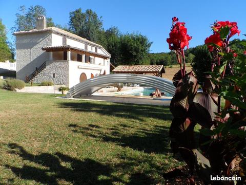 Maison en pierres sur grand terrain