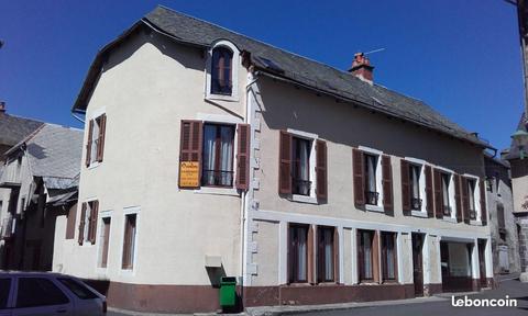 Grande maison dans bourg d