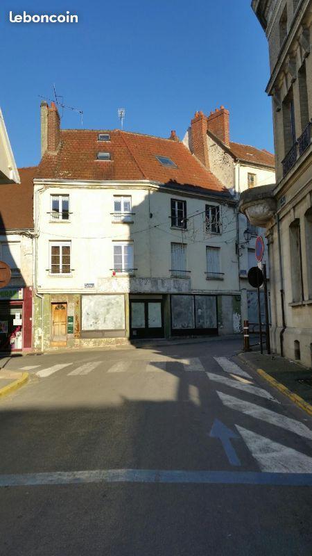 Appartement sur rue avec bâtiment cour