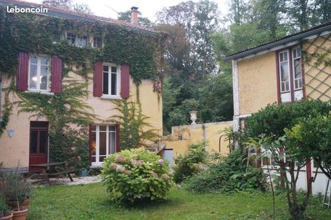 Jolie maison ancienne dans un écrin de verdure