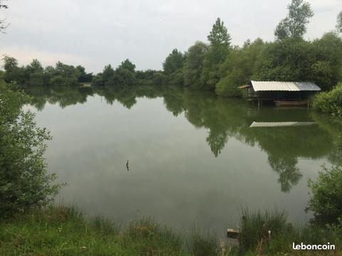 Beau terrain de loisir avec étang