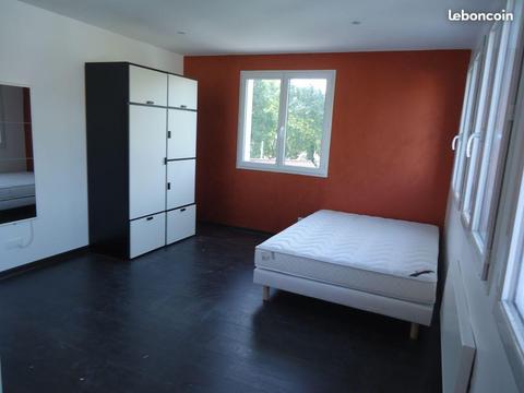 Chambre moderne et spacieuse disponible