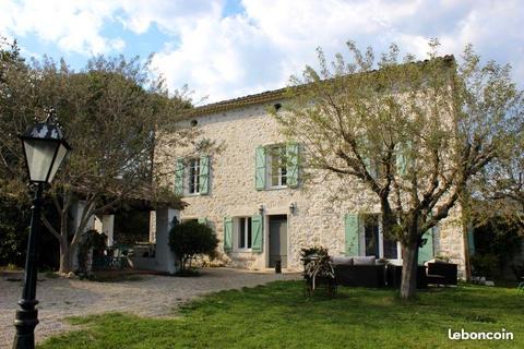 Superbe bastide en pierre du 18eme avec piscine