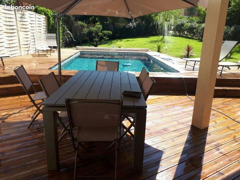 Maison avec piscine, terrain clôturé et arboré