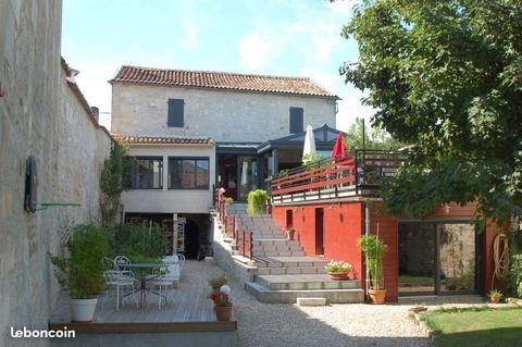 Maison de ville charentaise atypique