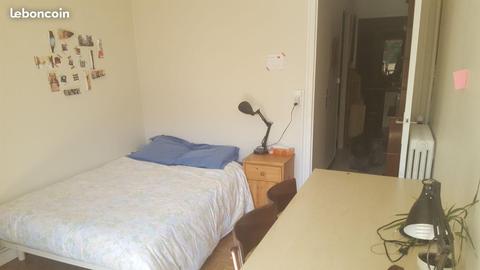 Chambre meublée dans appartement familial