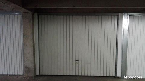 Garage couvert fermé