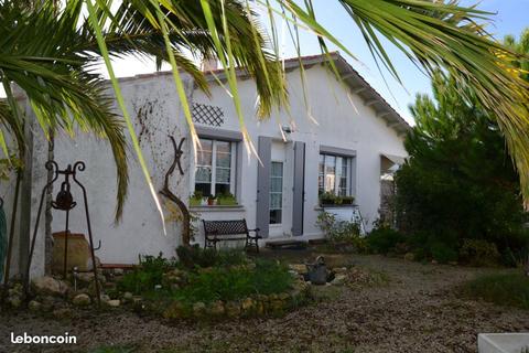 Maison d'habitation avec cour et jardin