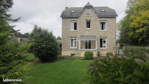 Maison en pierres sur jardin arboré