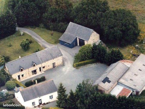 Maison, bâtiments en pierre et chambres d'hôtes