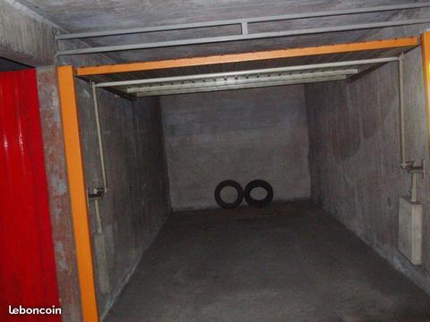 Garage ferme dans immeuble securise
