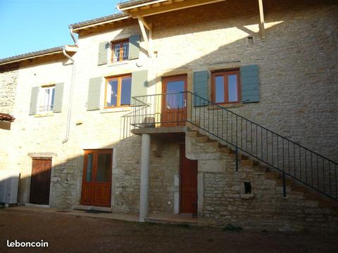 Maison de campagne en pierres avec cour fermée