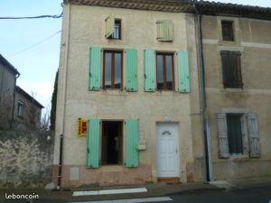 Maison de village en pierre avec cour