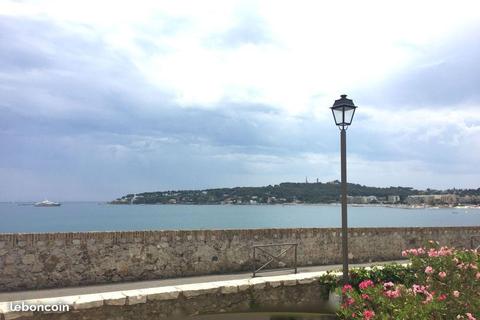 Antibes - les remparts - vue mer