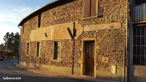 Maison de village en pierre avec toiture neuve