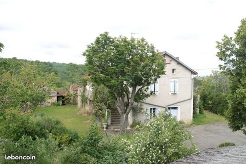 Maison sur 3 ha environ, à 4 km de Cahors