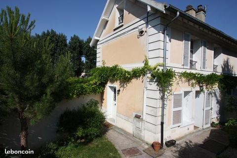 Jolie petite maison ancienne avec petit jardin