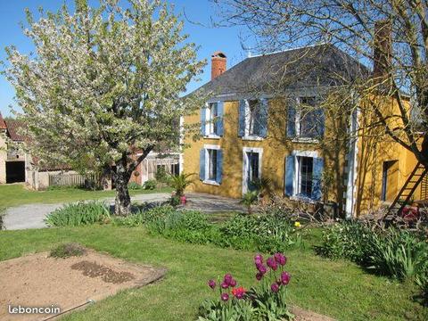 Maison + dépendances + terrain + fontaine