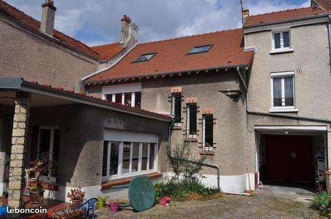 Maison de ville familiale avec beau jardin