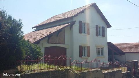 Maison style basque avec piscine