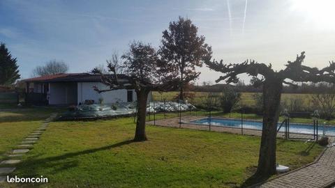 Maison avec piscine et grand garage à Montbeton