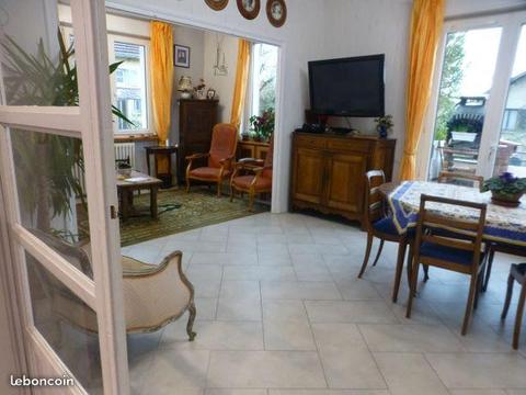 Villa 254 m²/8 chambres jardin calme bus bon état