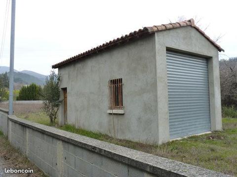 Garage sur terrain clôt