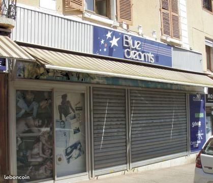 A Meximieux centre: Murs commerciaux 95m2