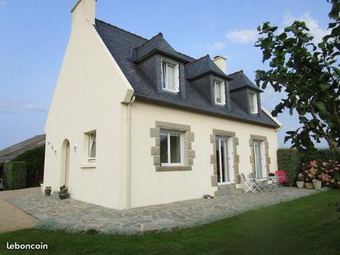 Maison bord de mer avec hangar