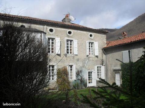 Barousse: Belle maison 17e avec parc et garage