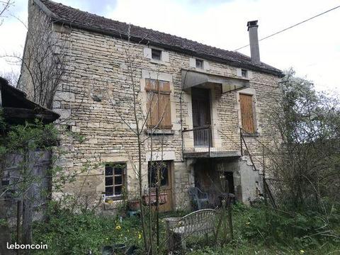 Maison de bourg avec terrains a renover