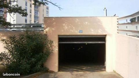 garage/box fermé sécurisé et place de parking secu