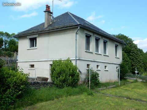 Maison avec cour et terrain clôturés aux Ternes