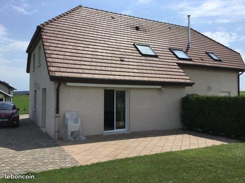 Maison mitoyenne à La Vèze sur 7 ares de terrain