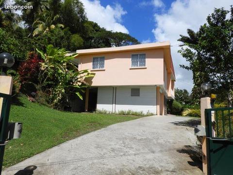 Spacieuse villa avec grand jardin arboré de 1495 m