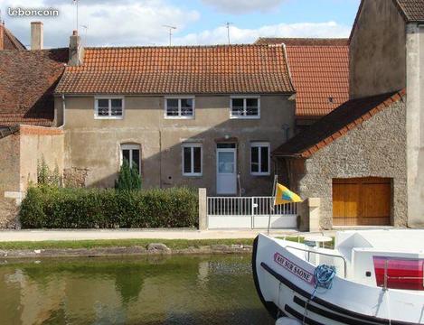 Maison individuelle au bord du canal du centre